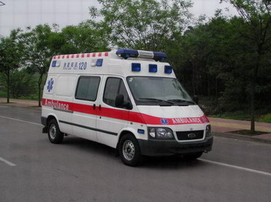 班玛县救护车护送